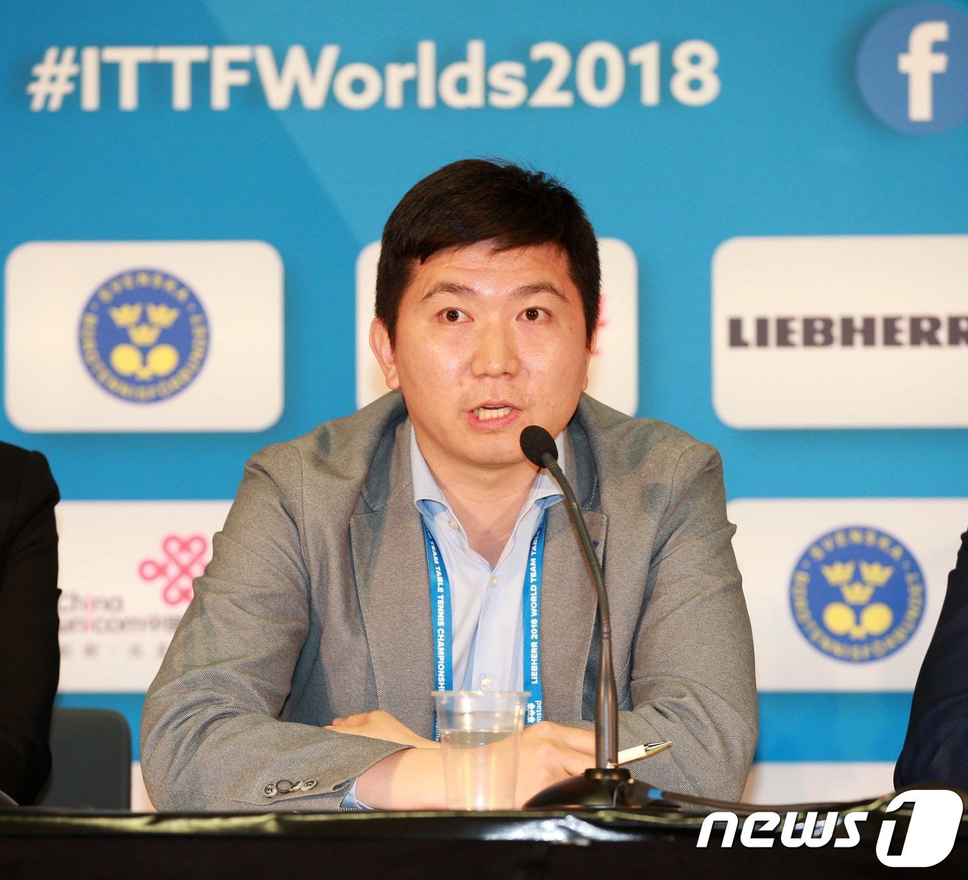 본문 이미지 - 유승민 IOC 선수위원이 3일&#40;현지 시간&#41; &#39;2018 국제탁구연맹&#40;ITTF&#41; 세계선수권대회&#39;가 열린 스웨덴 할름스타드 아레나에서 여자 탁구태표팀 남북단일팀 구성 합의 관련 기자회견을 하고 있다. &#40;대한탁구협회 제공&#41; 2018.5.3/뉴스1 ⓒ News1 민경석 기자