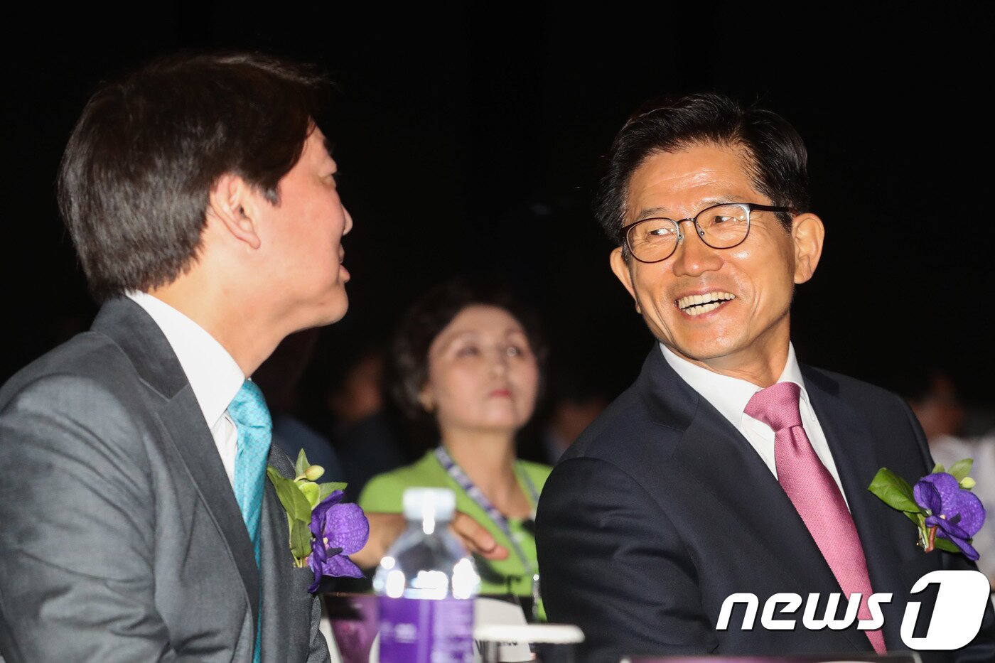 본문 이미지 - 안철수 바른미래당 서울시장 후보와 김문수 자유한국당 서울시장 후보가 지난달 30일 오전 서울 중구 플라자 호텔에서 열린 '2018한국미래포럼'에서 대화를 나누고 있다. 2018.5.30/뉴스1 ⓒ News1 성동훈 기자