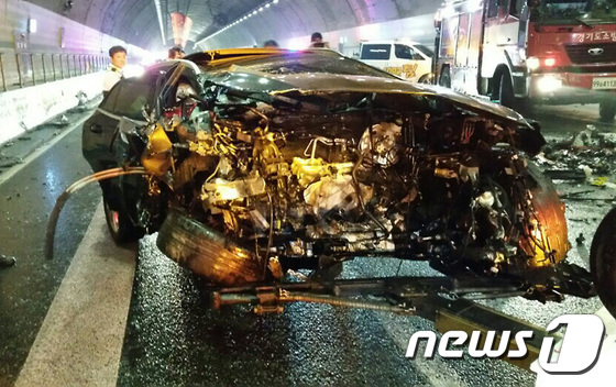 20대 운전자 노씨가 타고 있던 벤츠 차량 모습.(경기도소방안전본부 제공)오장환 기자