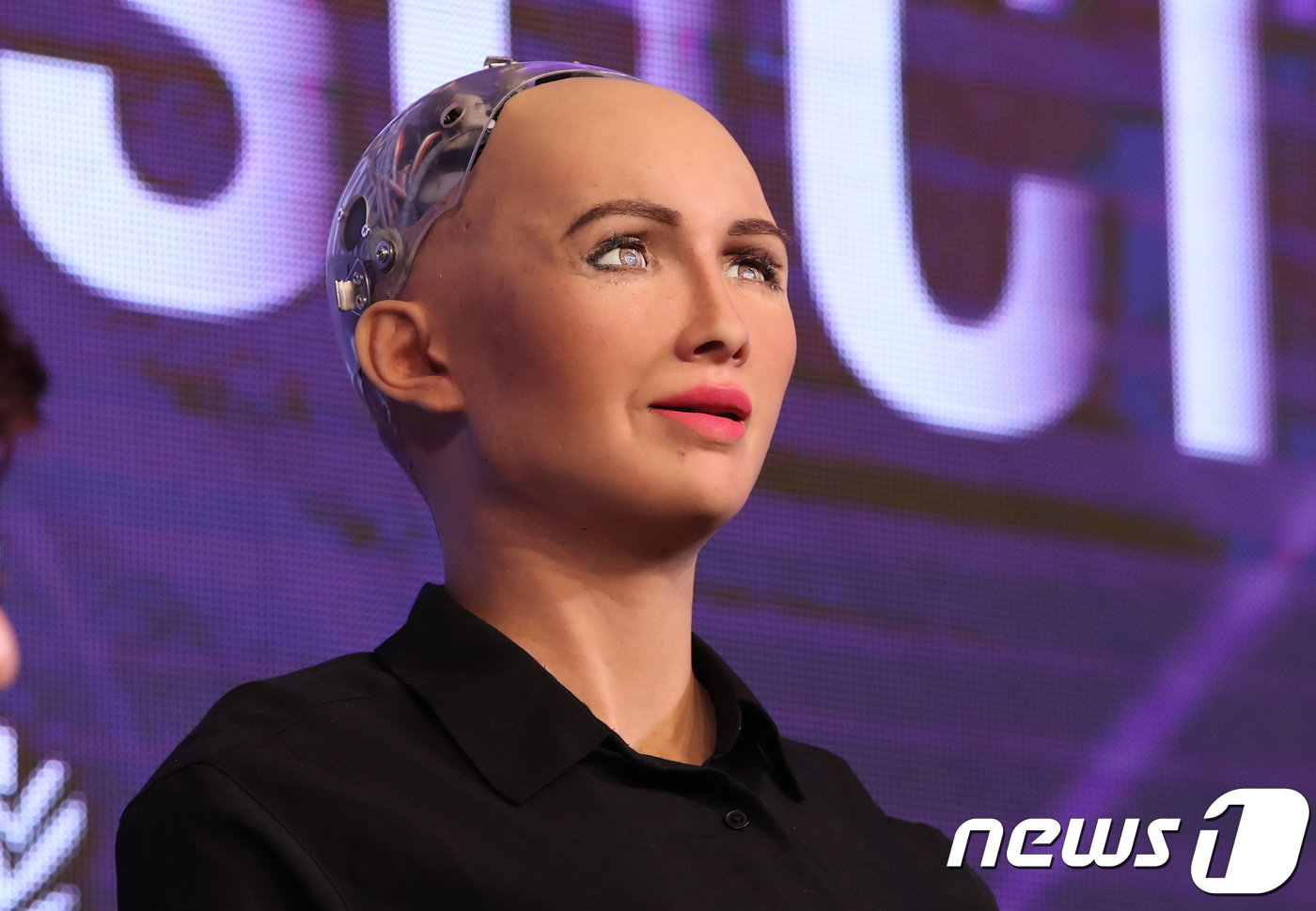(서울=뉴스1) 박지혜 기자 = 세계에서 가장 진화된 인공지능(AI) 휴머노이드 '소피아'가 30일 서울 중구 더플라자호텔 그랜드볼룸에서 뉴스1 주최로 열린 '한국미래포럼 2018 …