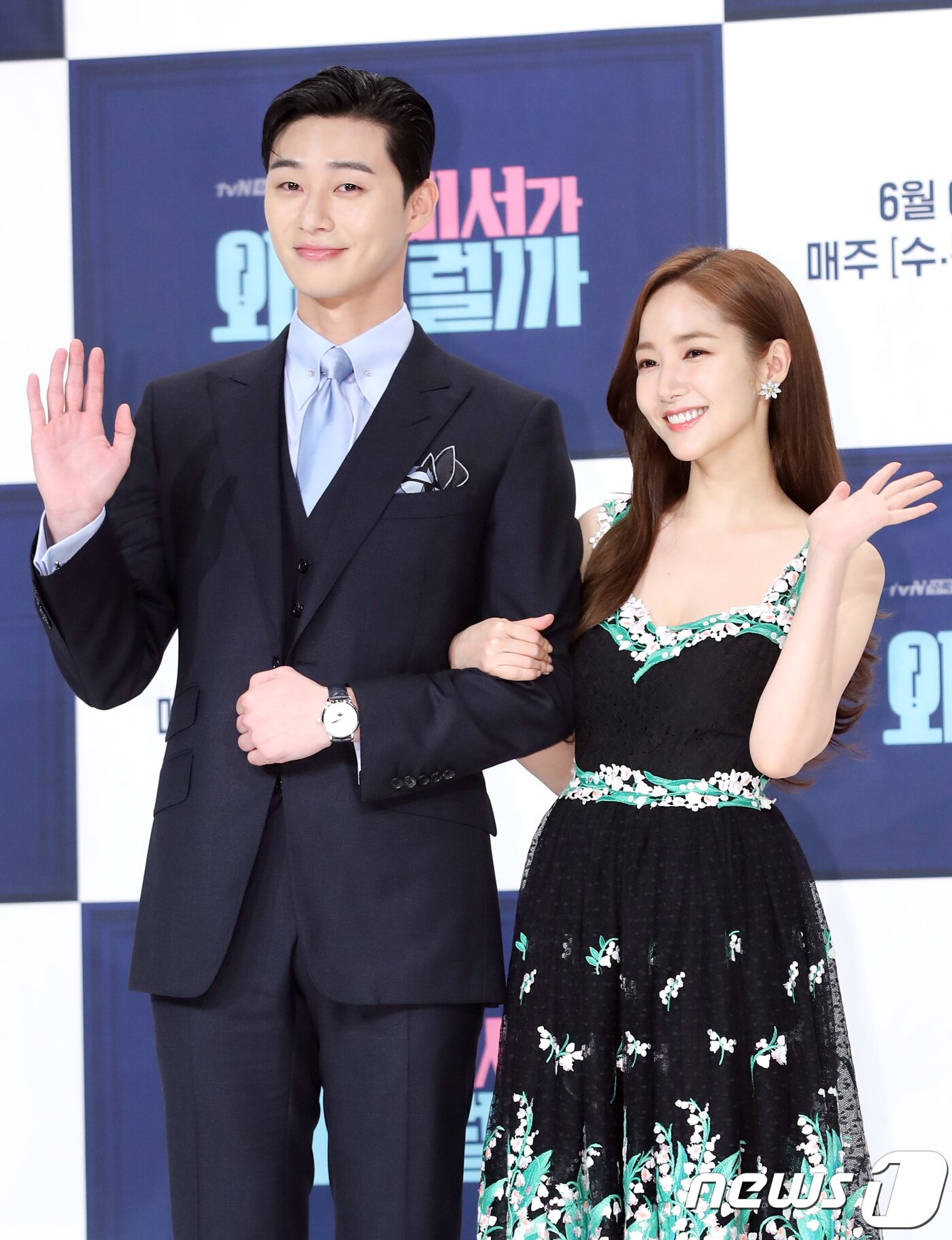 본문 이미지 - 배우 박서준, 박민영(오른쪽)이 30일 오후 서울 영등포 타임스퀘어에서 열린 tvN 새 수목드라마 '김비서가 왜 그럴까' 제작발표회에 참석해 포즈를 취하고 있다. .5.30./뉴스1 ⓒ News1 권현진 기자