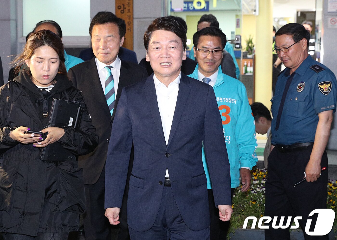 본문 이미지 - 안철수 바른미래당 서울시장 후보가 6·13 지방선거 선거운동 첫날인 31일 새벽 서울 영등포경찰서 중앙지구대를 방문한 후 지구대를 나서고 있다. 2018.5.31/뉴스1 ⓒ News1 신웅수 기자