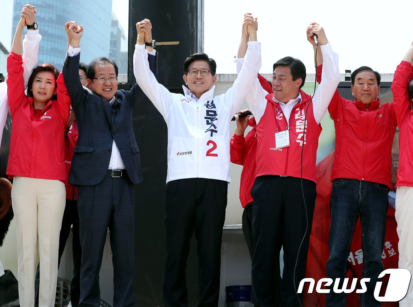 본문 이미지 - 홍준표 자유한국당 대표(중앙선대위 공동위원장)와 김문수 서울시장 후보 등이 6·13 지방선거 공식선거 운동이 시작된 31일 오전 서울 중구 봉래동 서울역 광장에서 열린 서울시장 후보 출정식에서 손을 맞잡아 들고 있다. 2018.5.31/뉴스1 ⓒ News1 박정호 기자