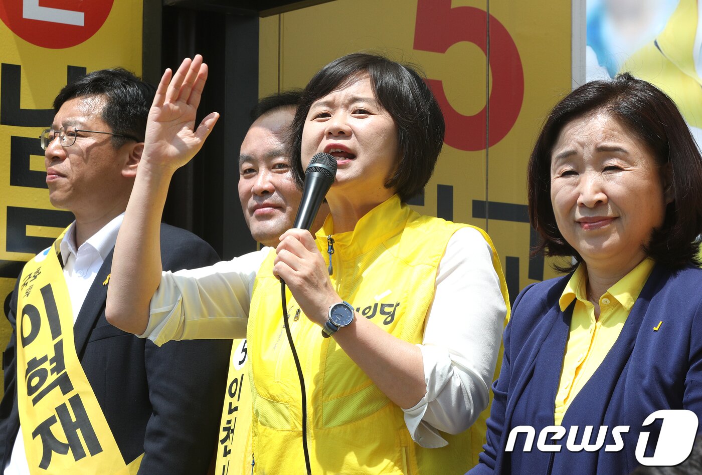 본문 이미지 - 이정미 정의당 대표가 6·13 지방선거 공식 선거운동이 시작된 31일 오전 인천 남동구 터미널사거리에서 열린 중앙선거대책위원회 출정식에서 지지를 호소하고 있다. 2018.5.31/뉴스1 ⓒ News1 신웅수 기자
