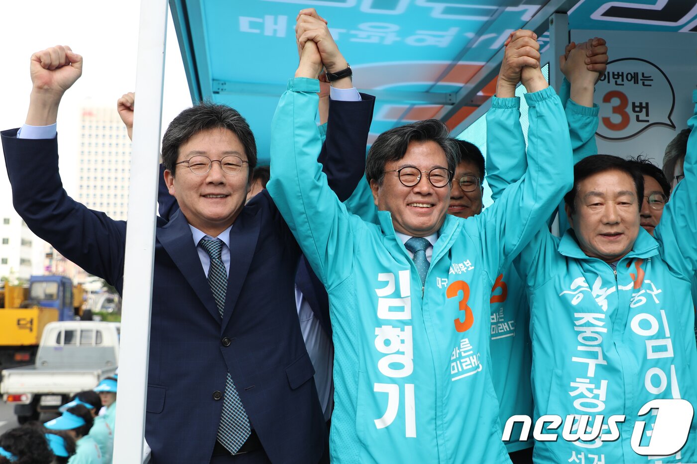 본문 이미지 - 유승민 바른미래당 공동대표(왼쪽)가 6·13 지방선거 공식 선거운동이 시작된 31일 오전 대구 중구 반월당네거리에서 김형기 바른미래당 대구시장 후보(가운데)와 임인환 중구청장 후보의 손을 잡고 지지를 호소하고 있다. 2018.5.31/뉴스1 ⓒ News1 공정식 기자