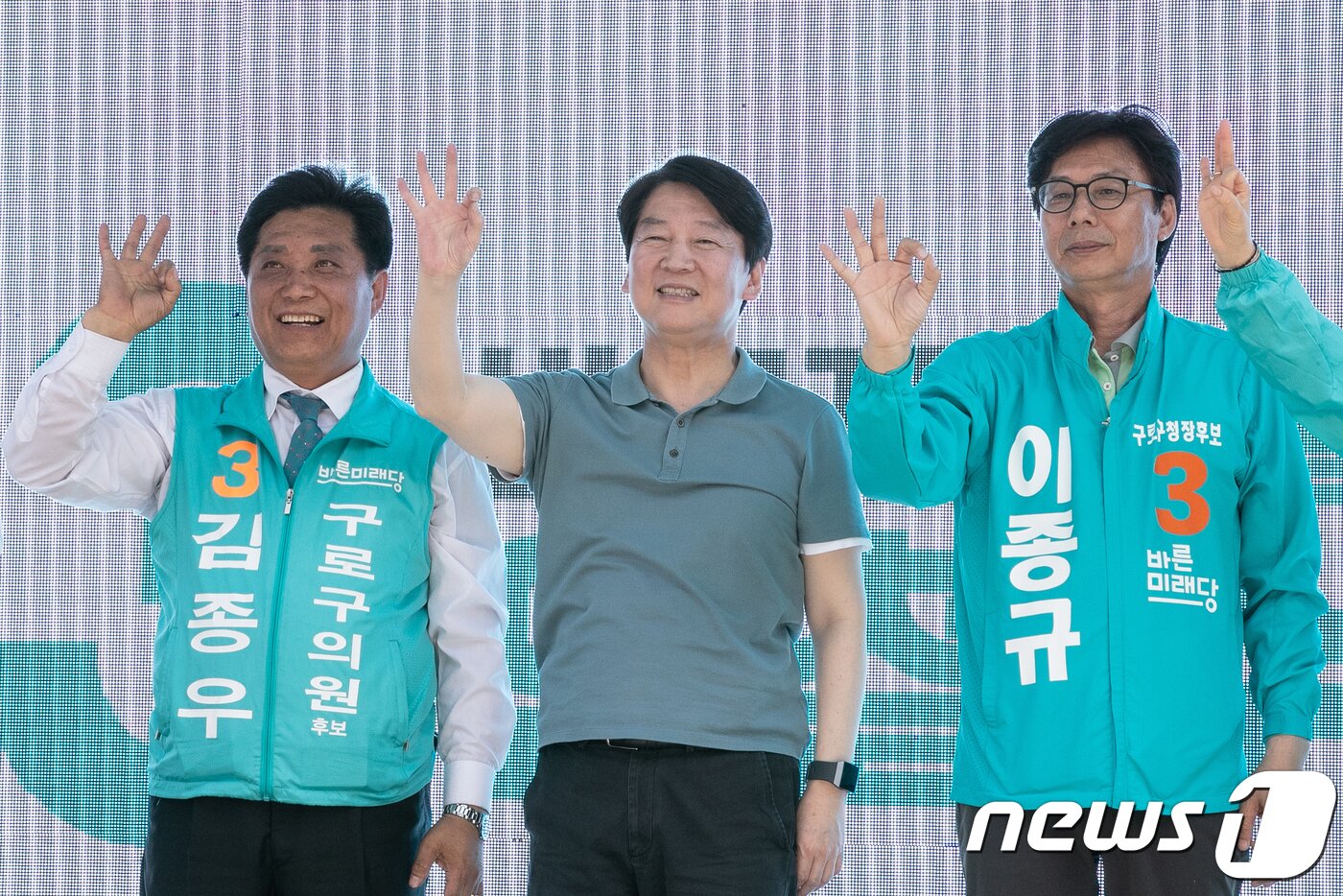 본문 이미지 - 안철수 바른미래당 서울시장 후보가 6.13지방선거 공식 선거운동이 시작된 31일 오후 서울 구로구 신도림역 디큐브시티 앞에서 지역 후보들과 함께 지지를 호소하고 있다. 2018.5.31/뉴스1 ⓒ News1 이승배 기자