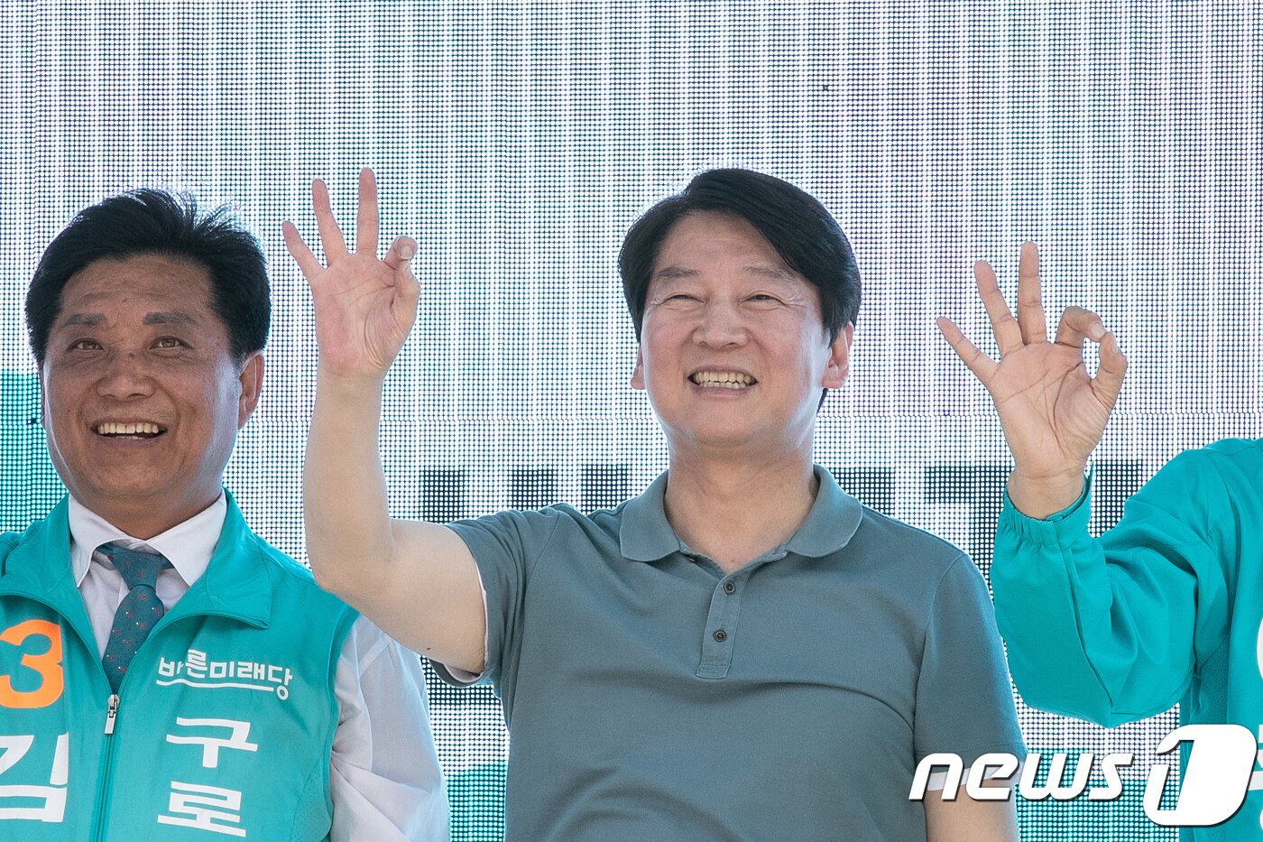 본문 이미지 - 안철수 바른미래당 서울시장 후보가 6.13지방선거 공식 선거운동이 시작된 31일 오후 서울 구로구 신도림역 디큐브시티 앞에서 지지를 호소하고 있다. 2018.5.31/뉴스1 ⓒ News1 이승배 기자