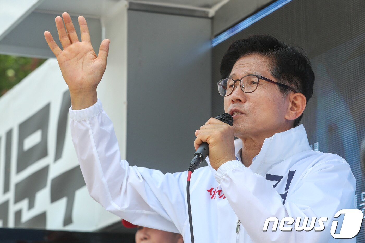 본문 이미지 - 김문수 자유한국당 서울시장 후보가 6.13지방선거 선거운동이 시작된 31일 오후 서울 중구 중앙시장에서 시민들을 향해 지지를 호소하고 있다. .2018.5.31/뉴스1 ⓒ News1 성동훈 기자