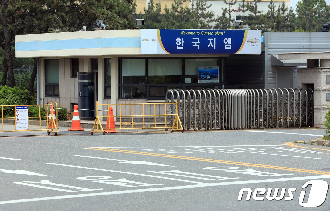 본문 이미지 - 한국지엠 군산공장이 공식 폐쇄한 31일 전북 군산시 한국지엠 군산공장 정문이 적막한 모습을 보이고 있다.2018.5.31/뉴스1 ⓒ News1 문요한 기자