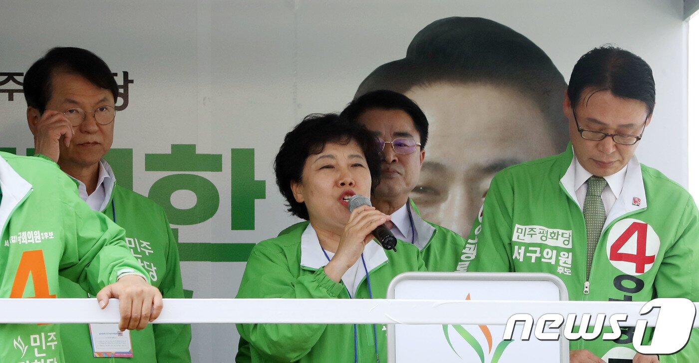 본문 이미지 - 6·13 지방선거 공식 선거운동 첫 날인 31일 조배숙 민주평화당 대표와 천정배 민주평화당 광주 상임선대위원장 등이 광주 서구 양동시장에서 열린 민주평화당 집중유세에서 지지를 호소하고 있다.2018.5.31/뉴스1 ⓒ News1 남성진 기자