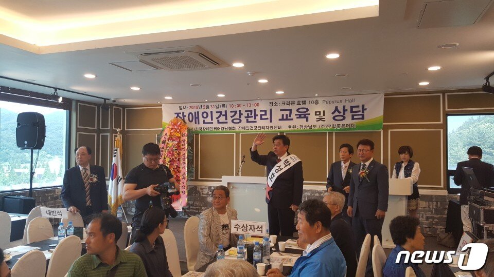 본문 이미지 - 박성호 경남교육감 후보가 31일 창원 크라운호텔에서 장애인들을 만나 지지를 호소했다.(박성호 캠프 제공)2018.5.31/뉴스1ⓒ News1