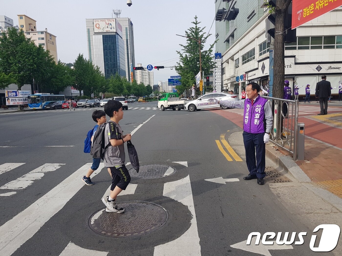 본문 이미지 - 이효환 경남교육감 후보가 31일 마산역에서 출근길 인사를 하며 학생들을 지도하고 있다.(이효환 캠프 제공)2018.5.31/뉴스1ⓒ News1