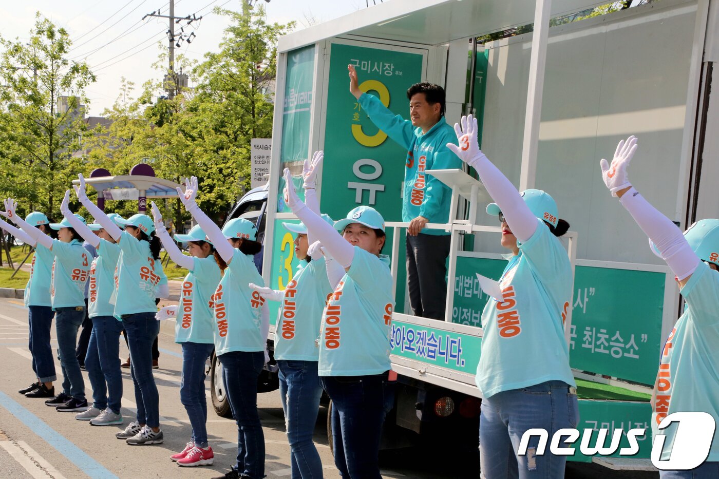 본문 이미지 - 6·13지방선거 공식 선거운동 첫날인 31일 경북 구미시 구평동 부영3단지 앞 목요장터에서 유능종 바른미래당 구미시장 후보가 유세차량을 타고 지지를 호소하고 있다. 2018.5.31/뉴스1 ⓒ News1 정우용 기자