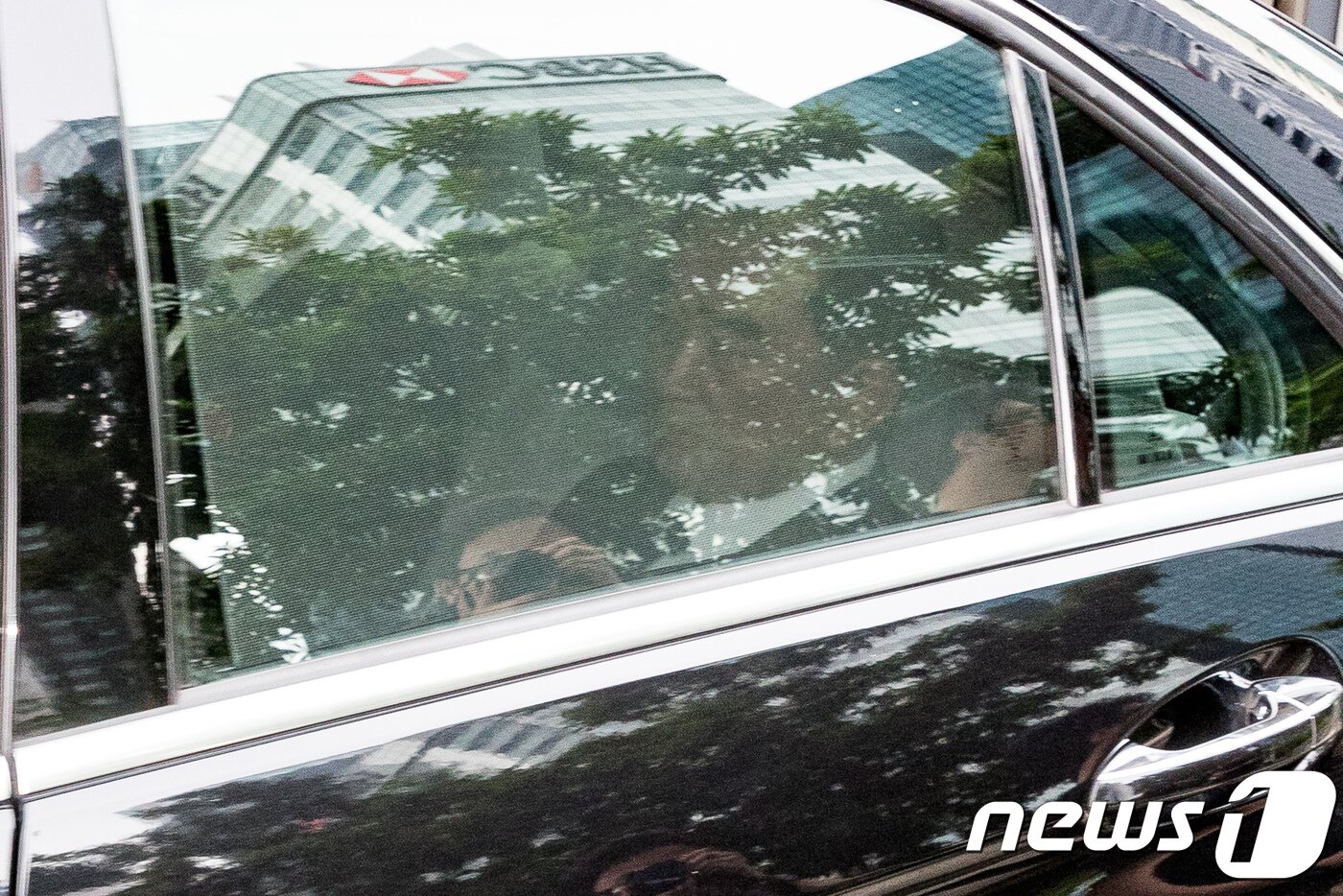 본문 이미지 - 김창선 북한 국무위원회 부장이 31일 싱가포르 풀러튼 호텔을 빠져나가고 있다. 2018.5.31/뉴스1 ⓒ News1 유승관 기자