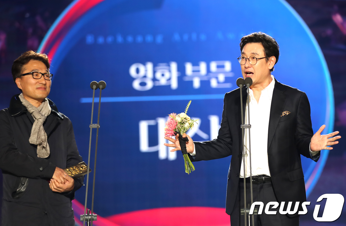 (서울=뉴스1) = 3일 오후 서울 삼성동 코엑스에서 열린 제54회 백상예술대상에서 '1987'의 이우정대표와 장준환 감독이 영화부문 대상을 수상하고 있다.백상예술대상은 JTBC …