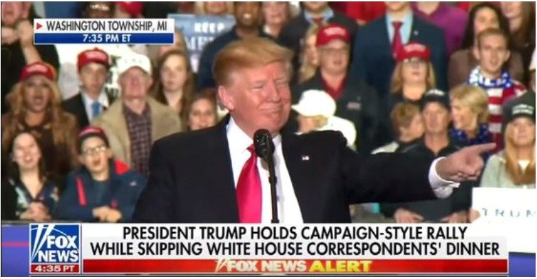 본문 이미지 - 트럼프 대통령이 "노벨"을 외치는 지지자들을 향해 함박웃음을 짓고 있다 - 폭스 뉴스 갈무리