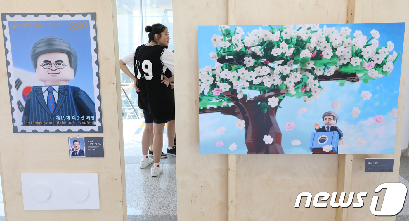 (서울=뉴스1) 송원영 기자 = 4일 서울 종로구 청와대 사랑재에서 열린 '다시 봄, 문재인 정부 취임 1주년 기록 사진전'을 찾은 시민들이 문재인 대통령을 레고 모형으로 이미자화 …