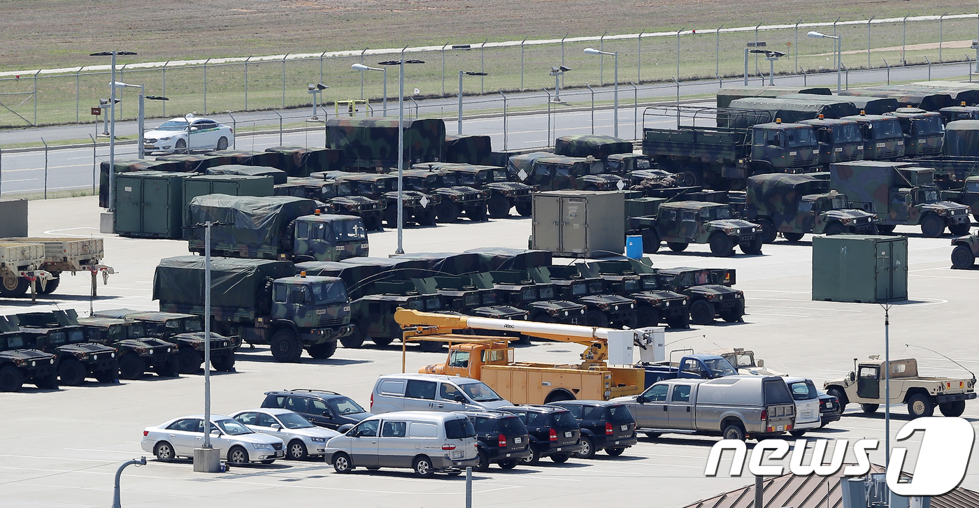 (평택=뉴스1) 구윤성 기자 = 4일 오후 경기도 평택시 미8군사령부 캠프 험프리스에 험비를 비롯한 미군 차량들이 주차돼 있다.미국 뉴욕타임스(NYT)는 3일(현지시각) 도널드 트 …