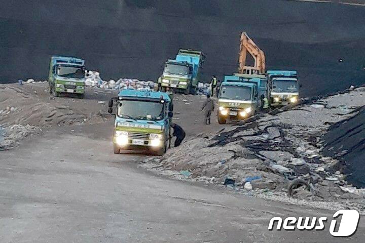 본문 이미지 - 춘천 혈동리 매립장 쓰레기 매립 모습. (춘천시민연대 제공) ⓒ News1
