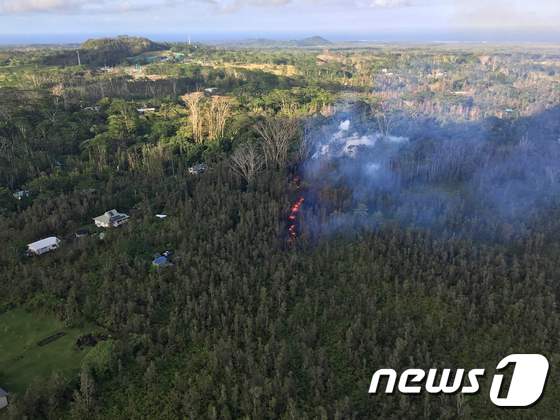 3일 (현지시간) 하와이의 킬라우에아 화산의 동쪽 균열 지대에서 용암이 흘러나오고 있다. 하와이 재난당국은 이날 화산 주변 거주민 10000여 명에게 대피를 명령했다. © AFP=뉴스1 © News1 우동명 기자