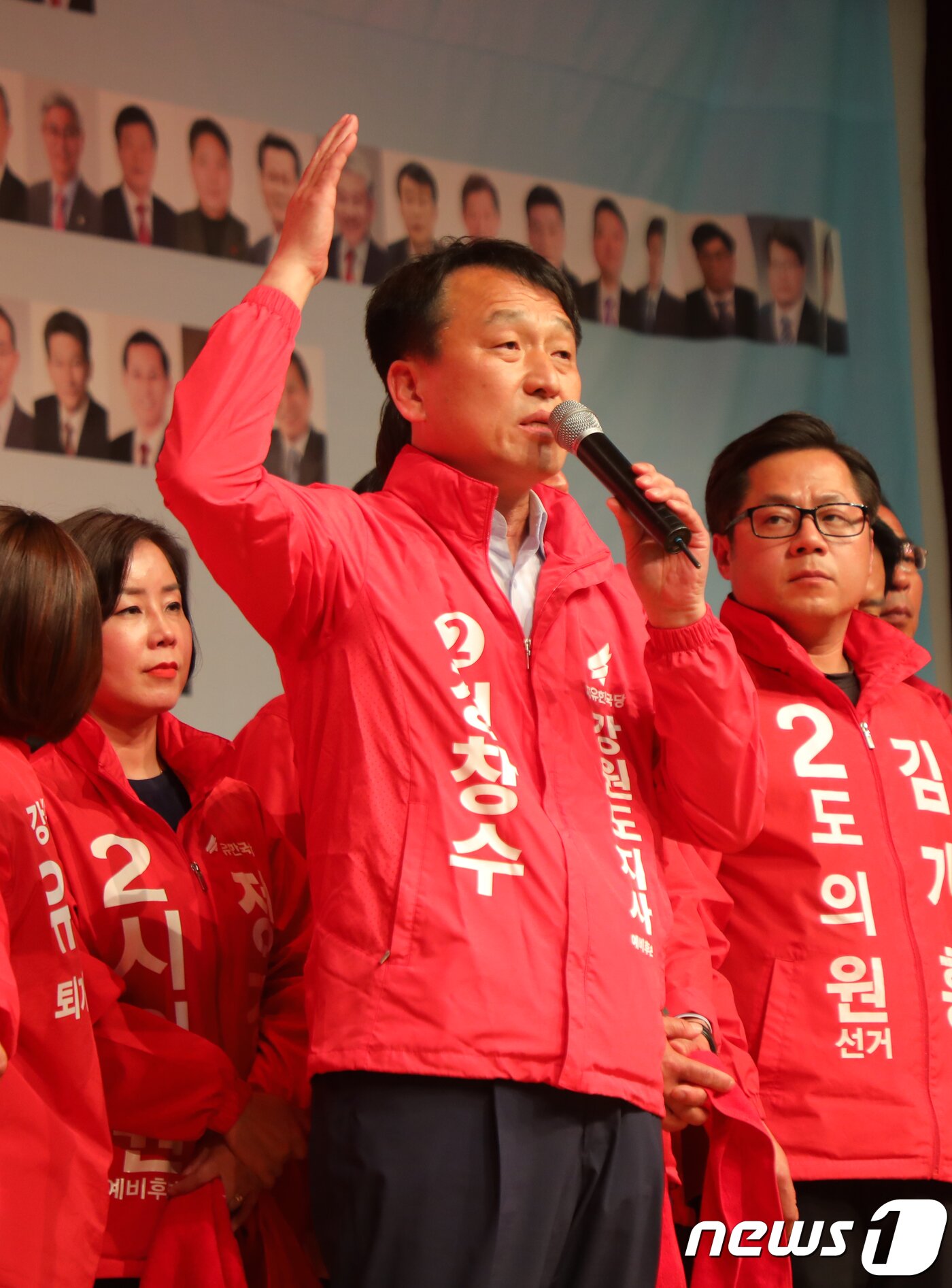 본문 이미지 - 정창수 자유한국당 강원지사 후보가 4일 강원 횡성군 실내체육관에서 열린 강원도당 지방선거 필승결의대회에서 지방선거 승리 결의를 다지고 있다.2018.5.4/뉴스1 ⓒ News1 이찬우 기자