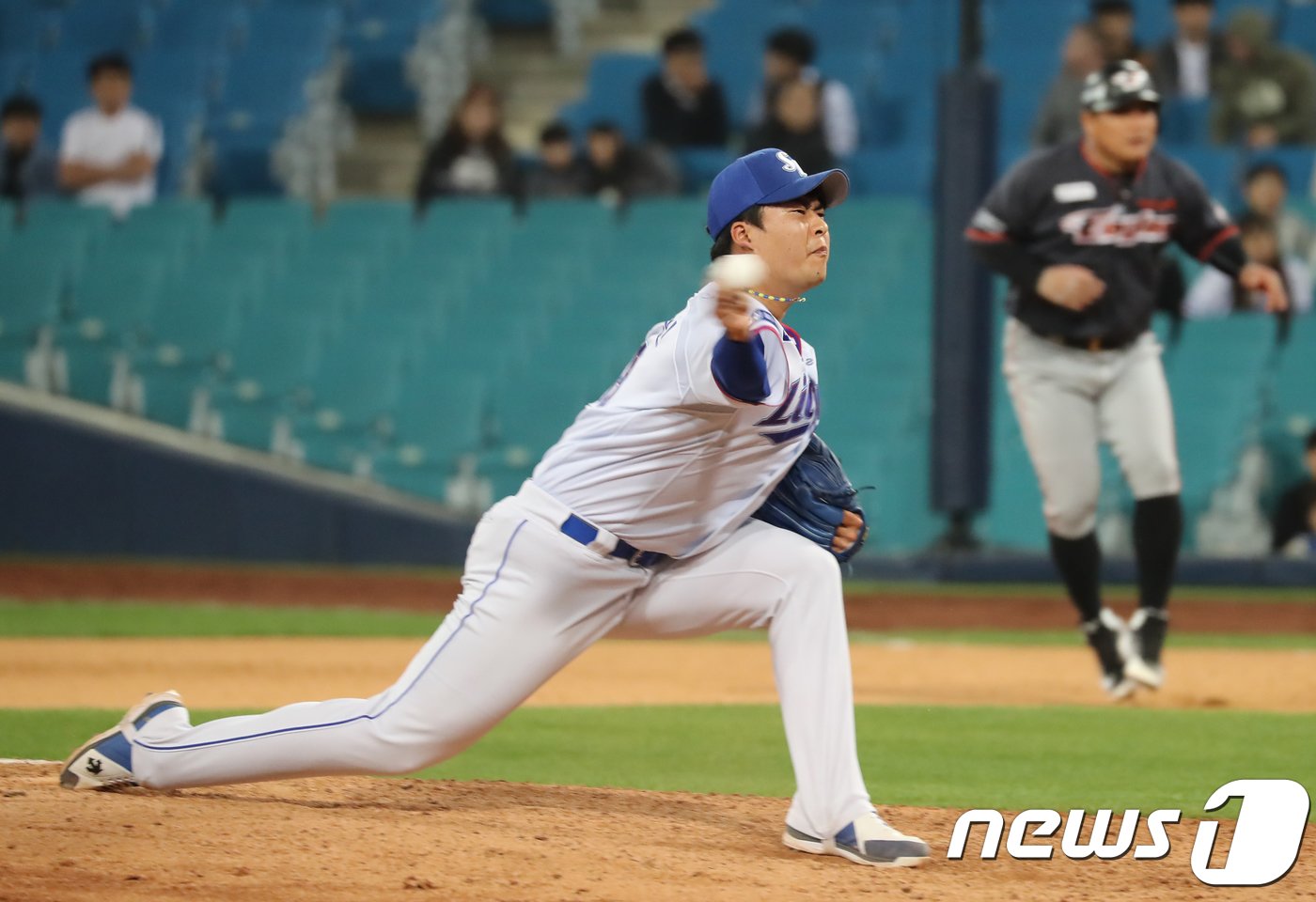 본문 이미지 - 4일 오후 대구삼성라이온즈파크에서 열린 ‘2018 프로야구 신한은행 마이카 KBO리그’ 한화 이글스와 삼성 라이온즈의 경기에서 8회초 1사 이후 교체된 삼성 투수 심창민이 역투하고 있다. 2018.5.4/뉴스1 ⓒ News1 공정식 기자