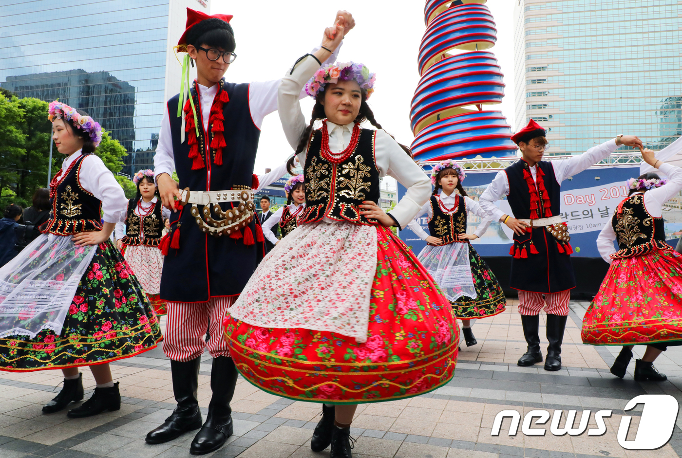 (서울=뉴스1) 황기선 기자 = 6일 오후 서울 청계광장에서 열린 '제3회 폴란드의 날' 행사에서 한국외국어대학교 학생들이 폴란드 전통춤을 추고 있다. 2018.5.6/뉴스1