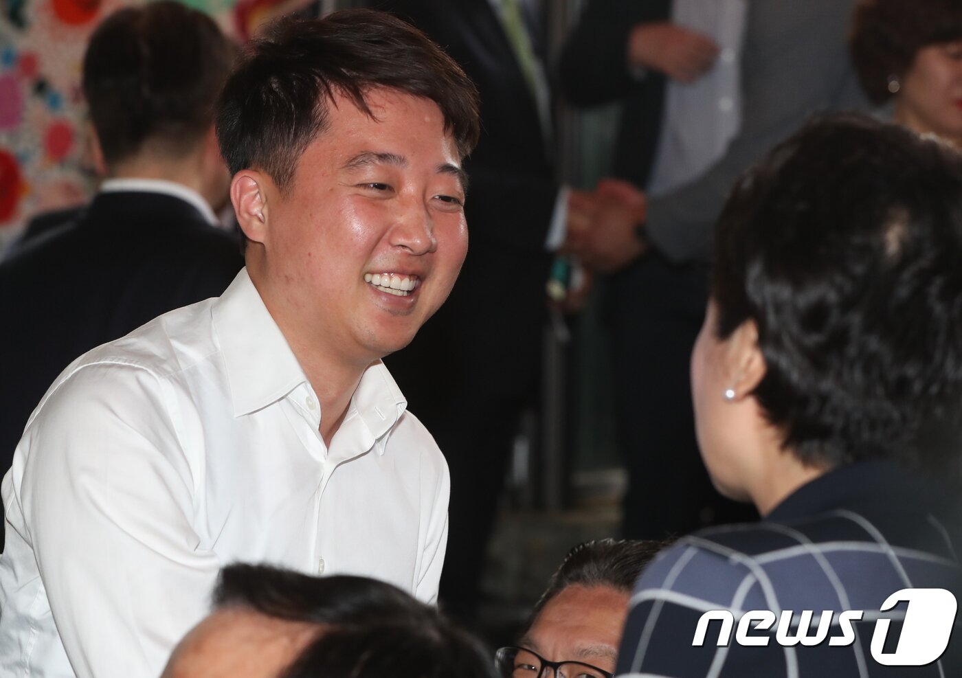 본문 이미지 - 이준석 바른미래당 노원병 당협위원장이 6일 서울 홍대의 한 카페에서 열린 선거대책위원회 발대식에서 참석자들과 인사를 나누고 있다. 2018.5.6/뉴스1 ⓒ News1 허경 기자