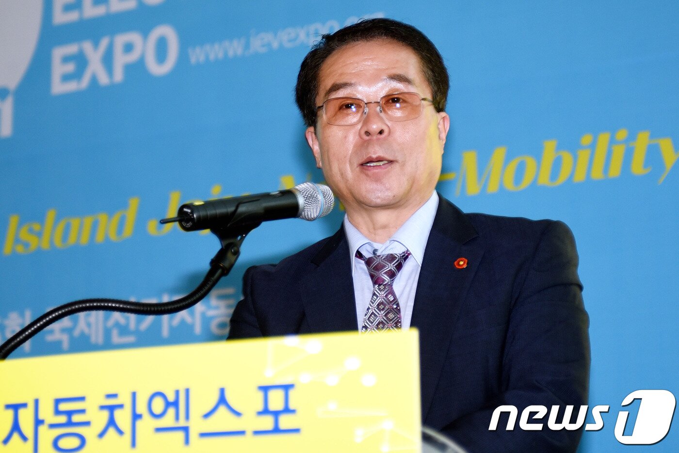 본문 이미지 - 6일 제주국제컨벤션센터에서 열린 제5회 국제전기자동차엑스포 폐막식에서 김현민 제주도 경제통상일자리국장이 환송사를 하고 있다.(사단법인 국제전기자동차엑스포 조직위원회 제공)ⓒ News1