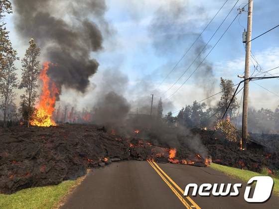 6일(현지시간) 미국 하와이 레일라니 에스테이츠 지역에 용암 흘러내려 도로가 폐쇄됐다. © AFP=뉴스1