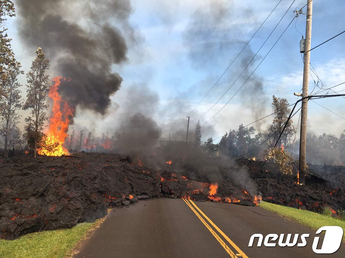 6일&#40;현지시간&#41; 미국 하와이 레일라니 에스테이츠 지역에 용암 흘러내려 도로가 폐쇄됐다. ⓒ AFP=뉴스1