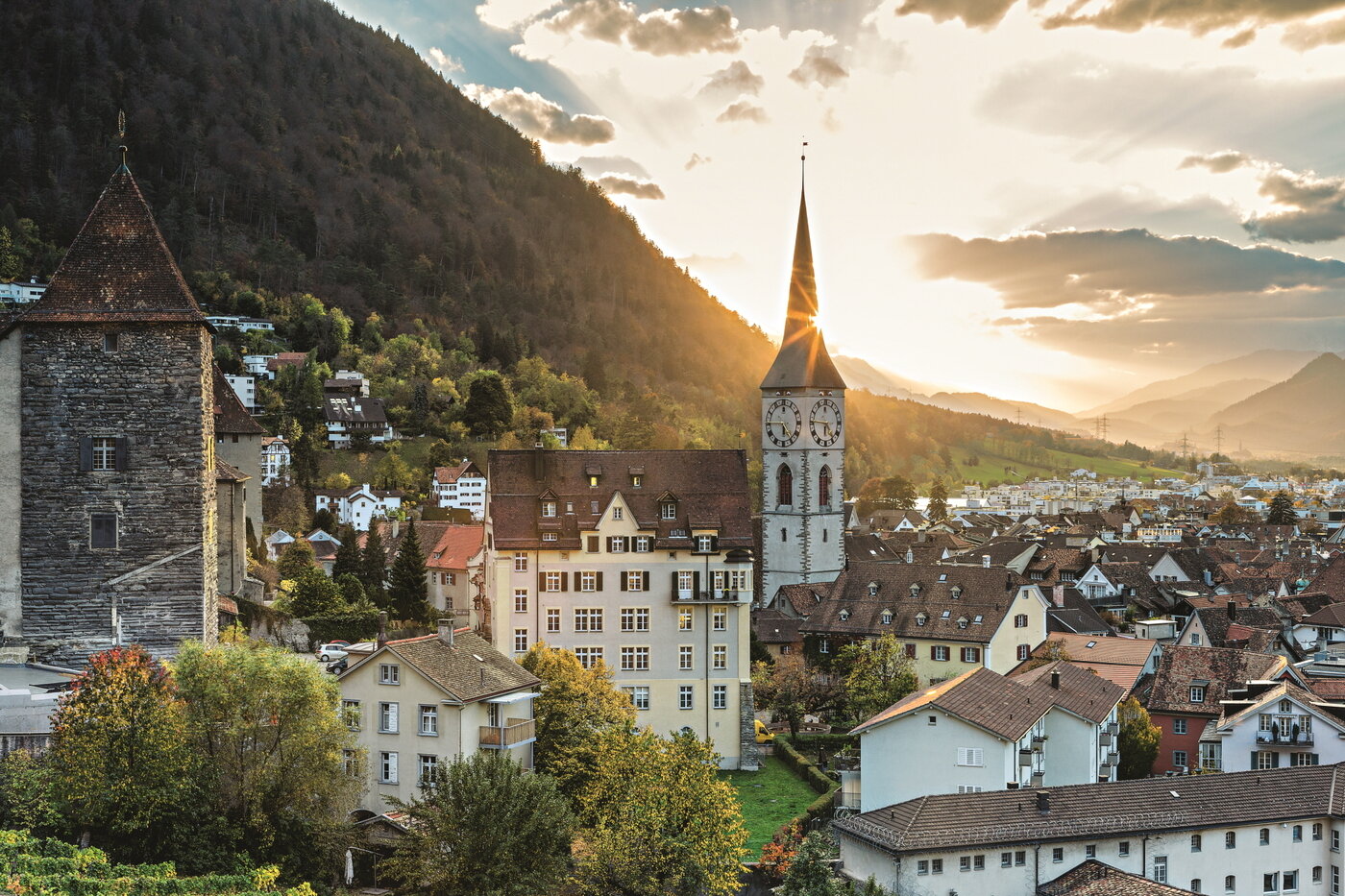 본문 이미지 - 유구한 역사가 남아 있는 쿠어의 구시가지 풍경
