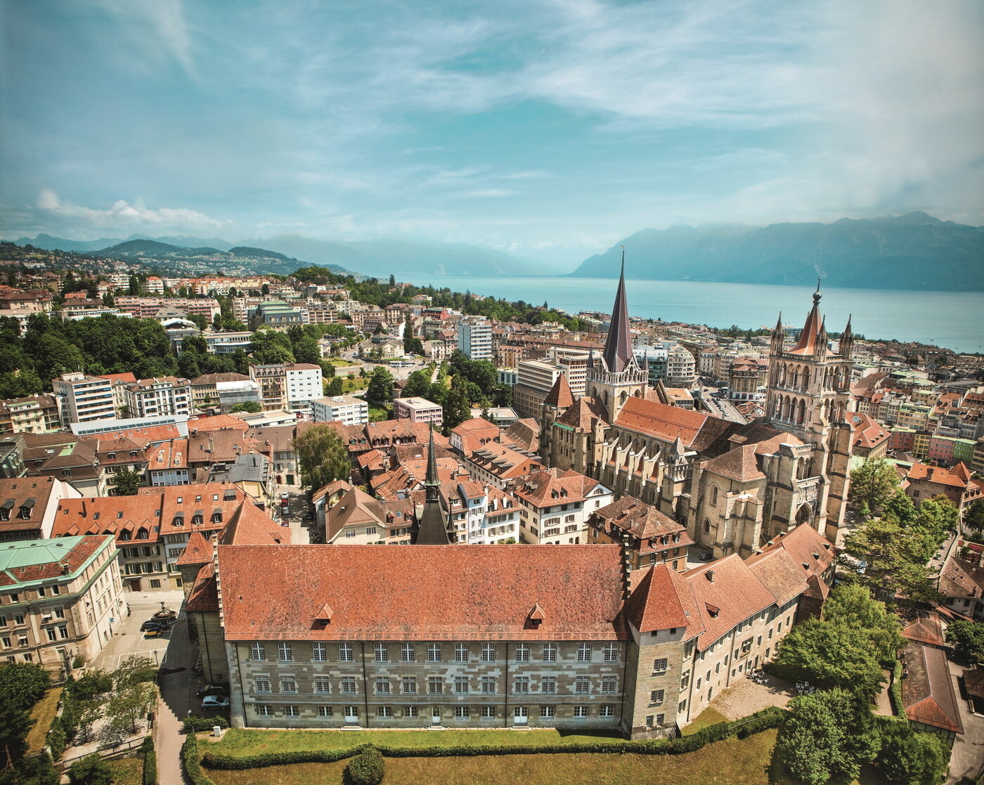 본문 이미지 - 호수와 고풍스러운 건물들이 어우러진 전망을 만나게 되는 로잔의 언덕길