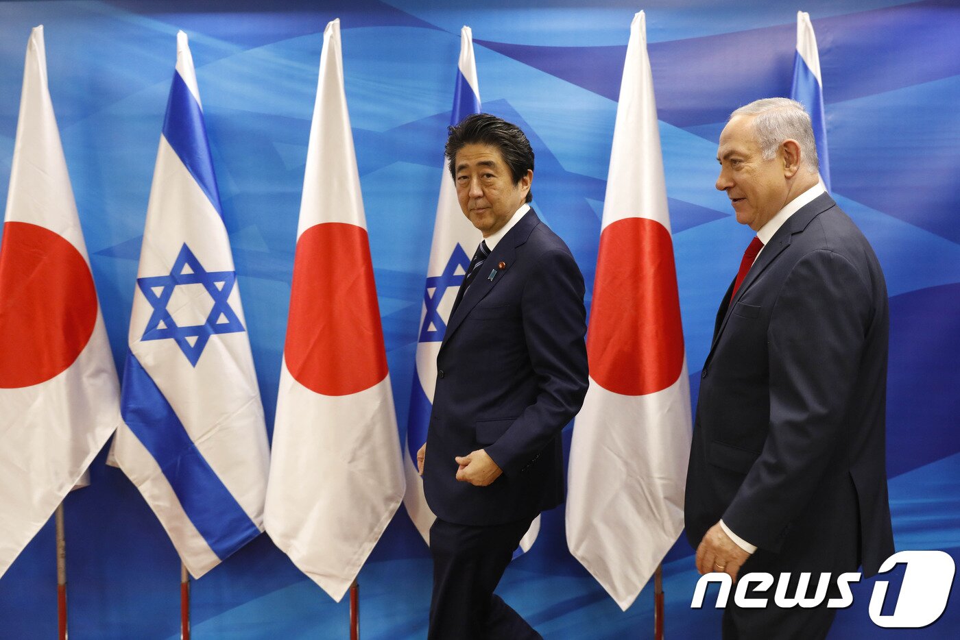 본문 이미지 - 아베 신조 일본 총리(왼쪽)와 베냐민 네타냐후 이스라엘 총리(오른쪽) <자료사진> ⓒ AFP=뉴스1