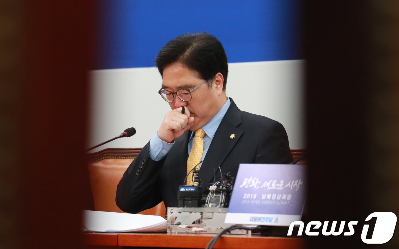본문 이미지 - 우원식 더불어민주당 원내대표가 8일 오전 서울 여의도 국회 본청에서 열린 원내대책회의에서 잠시 생각에 잠겨 있다. 2018.5.8/뉴스1 ⓒ News1 이동원 기자