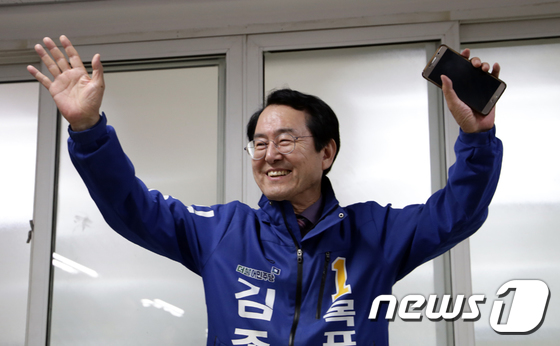 지난 3일 더불어민주당 목포시장 최종후보로 선출된 김종식 예비후보가 환호하고 있다. © News1
