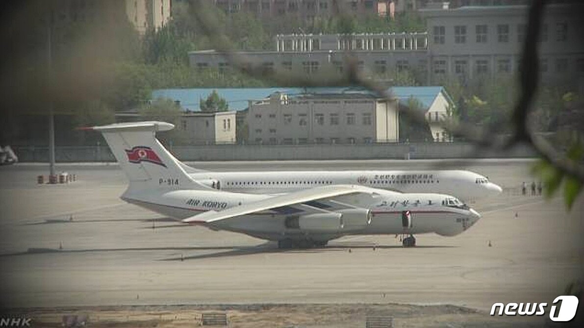 Air Koryo passenger plane and Kim Jong Un’s jet seen side by side. &#40;2018.5.8 / NHK capture&#41; / News1