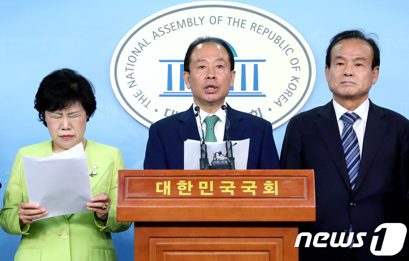 본문 이미지 - 임정엽 민주평화당 전북도지사 후보가 9일 오전 서울 여의도 국회 정론관에서 출마 선언 겸 현대중공업 군산조선소 회생과 전북경제비상회의 구성 제안 등을 발표하고 있다. 2018.5.9/뉴스1 ⓒ News1 박정호 기자