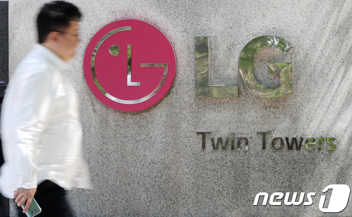 본문 이미지 - 한 시민이 9일 오후 서울 여의도 LG그룹 본사 앞을 지나고 있다. 서울중앙지검 조세범죄조사부는 이날 오전 LG그룹 사주 일가의 탈세 혐의와 관련해 그룹 지주회사인 ㈜LG 등을 압수수색하고 있다. 검찰은 &#40;주&#41;LG 재무팀의 세무·회계 관련 자료 등을 압수수색하고 관련 문건과 컴퓨터 하드디스크 등을 확보하고 있는 것으로 알려졌다. 2018.5.9/뉴스1 ⓒ News1 박지수 기자