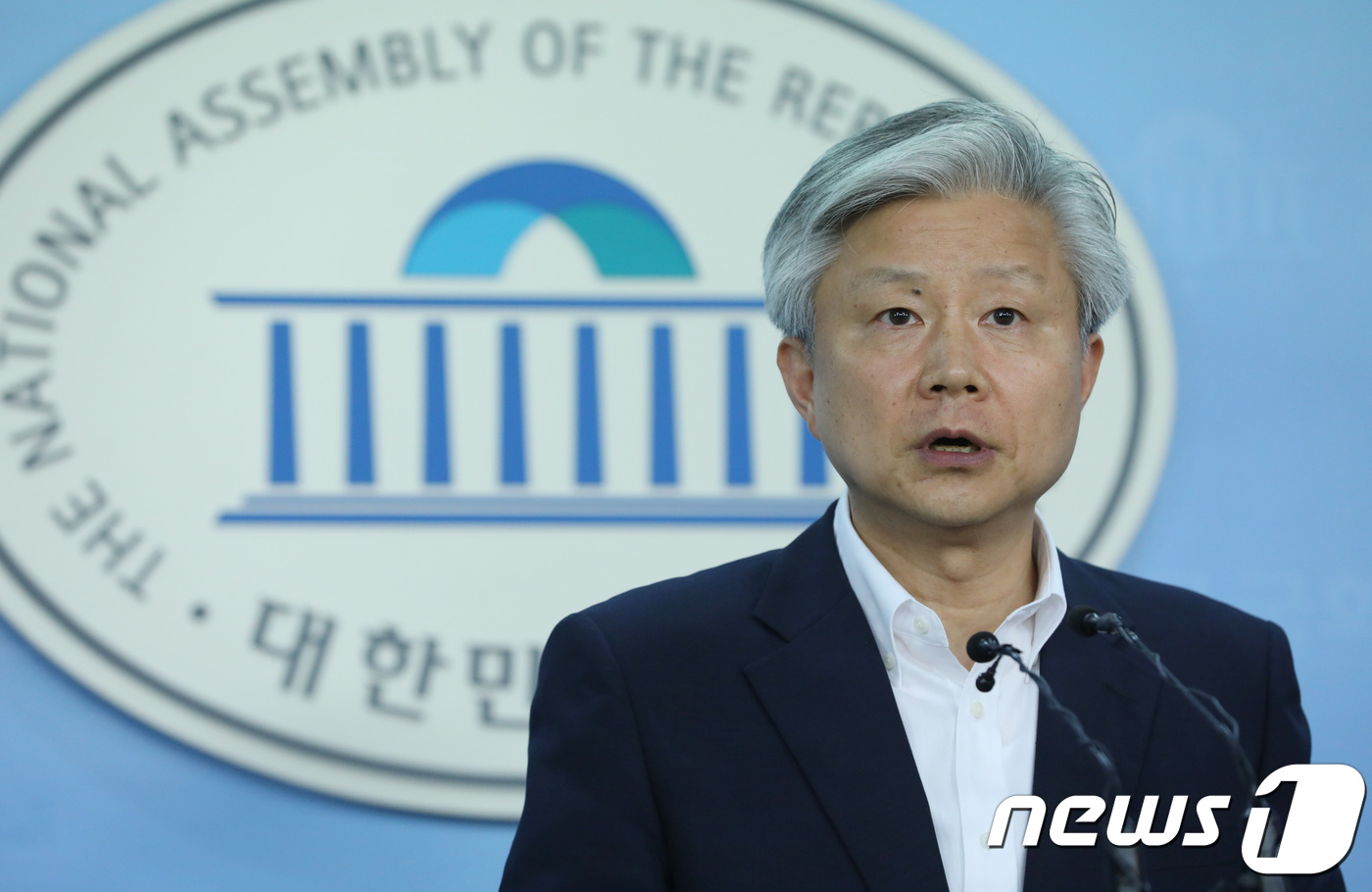 (서울=뉴스1) 박정호 기자 = 성창경 KBS공영노조 위원장이 9일 오후 서울 여의도 국회 정론관에서 방송법 개정 촉구 기자회견을 하고 있다. 2018.5.9/뉴스1