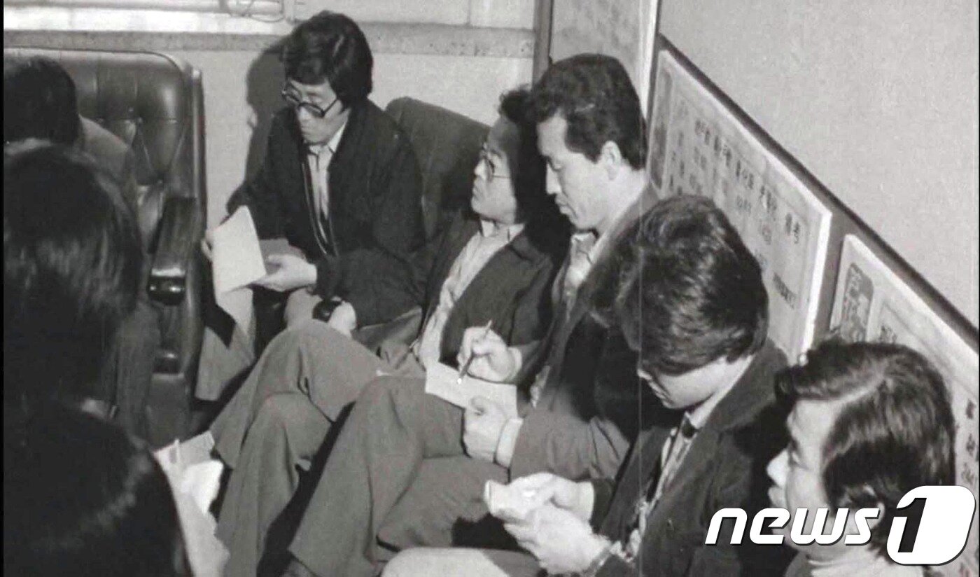 본문 이미지 - 5‧18 민주화운동기록관은 9일 오후 국립아시아문화전당에서 5‧18 3단체장과 회원 등이 참석한 가운데 ‘5‧18민주화운동 미공개 영상기록물 상영회’를 개최했다. 기록관이 익명의 수집가로부터 입수한 영상은 1980년 5월 20일부터 6월 1일까지 국군통합병원과 적십자병원 환자 치료 상황, 전남도청 기자회견 등 광주 일대와 근교를 촬영했다. 처음으로 공개되는 이 영상은 이달 10일부터 30일까지 기록관 3층에서 상영된다. 사진은 1980년 5월 취재진의 모습. (5‧18민주화운동기록관 제공영상 갈무리)2018.5.9/뉴스1 ⓒ News1 남성진 기자