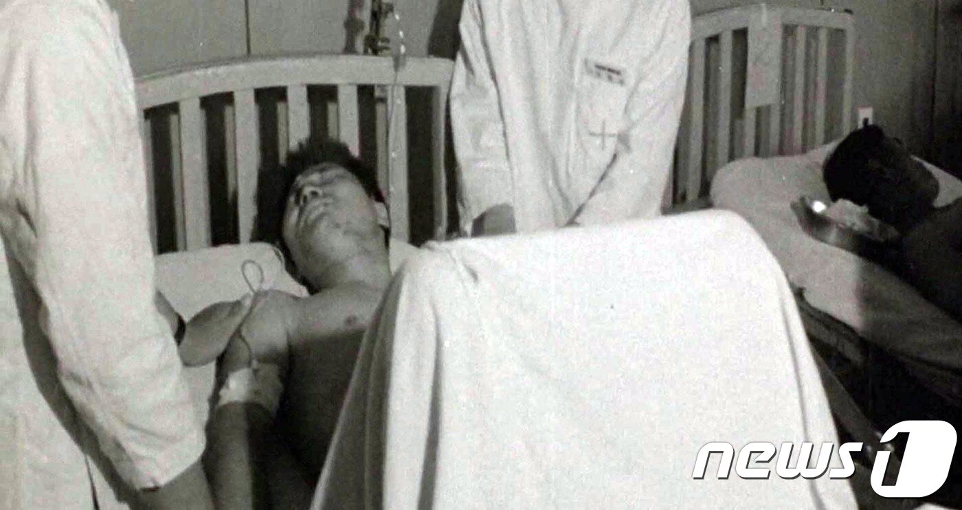 본문 이미지 - 5‧18 민주화운동기록관은 9일 오후 국립아시아문화전당에서 5‧18 3단체장과 회원 등이 참석한 가운데 ‘5‧18민주화운동 미공개 영상기록물 상영회’를 개최했다. 기록관이 익명의 수집가로부터 입수한 영상은 1980년 5월 20일부터 6월 1일까지 국군통합병원과 적십자병원 환자 치료 상황, 전남도청 기자회견 등 광주 일대와 근교를 촬영했다. 처음으로 공개되는 이 영상은 이달 10일부터 30일까지 기록관 3층에서 상영된다. 사진은 1980년 5월 광주의 한 병원 모습. (5‧18민주화운동기록관 제공영상 갈무리)2018.5.9/뉴스1 ⓒ News1 남성진 기자