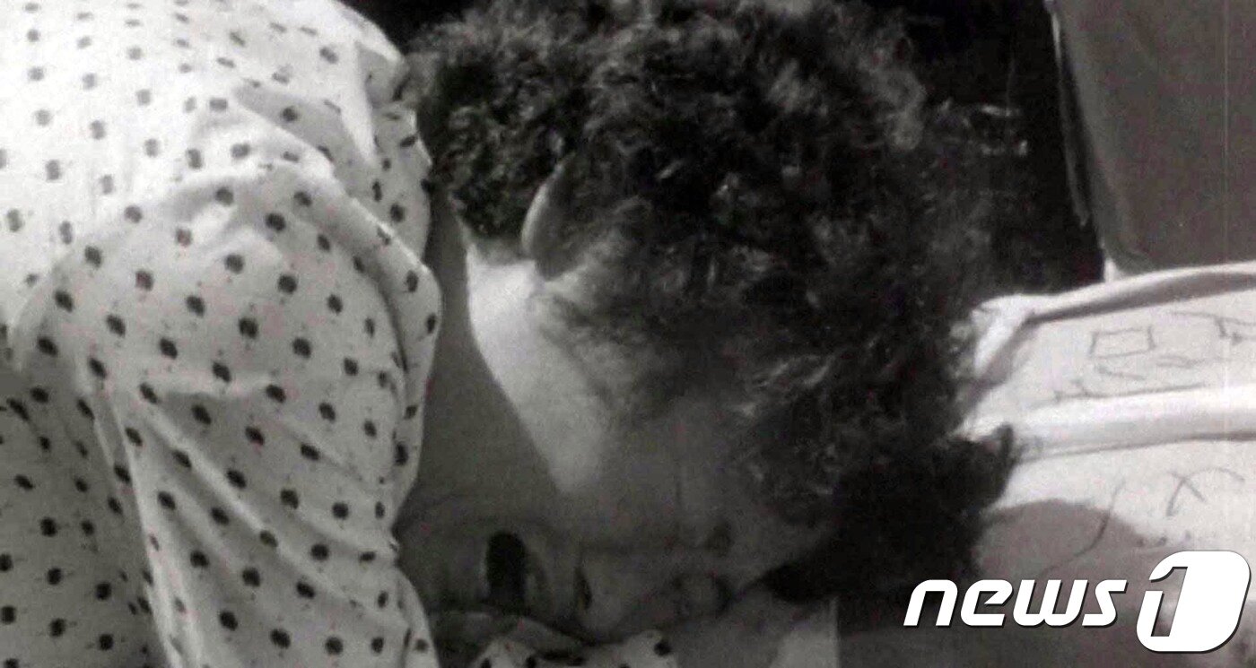 본문 이미지 - 5‧18민주화운동기록관은 9일 오후 국립아시아문화전당에서 5‧18 3단체장과 회원 등이 참석한 가운데 ‘5‧18민주화운동 미공개 영상기록물 상영회’를 개최했다. 기록관이 익명의 수집가로부터 입수한 영상은 1980년 5월 20일부터 6월 1일까지 국군통합병원과 적십자병원 환자 치료 상황, 전남도청 기자회견 등 광주 일대와 근교를 촬영했다. 처음으로 공개되는 이 영상은 이달 10일부터 30일까지 기록관 3층에서 상영된다. 사진은 1980년 5월 한 유가족이 오열하는 모습. (5‧18민주화운동기록관 제공영상 갈무리)2018.5.9/뉴스1 ⓒ News1 남성진 기자