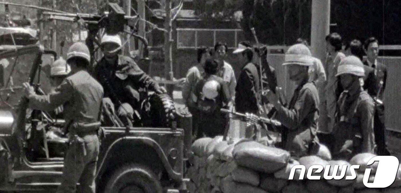 본문 이미지 - 5‧18 민주화운동기록관은 9일 오후 국립아시아문화전당에서 5‧18 3단체장과 회원 등이 참석한 가운데 ‘5‧18민주화운동 미공개 영상기록물 상영회’를 개최했다. 기록관이 익명의 수집가로부터 입수한 영상은 1980년 5월 20일부터 6월 1일까지 국군통합병원과 적십자병원 환자 치료 상황, 전남도청 기자회견 등 광주 일대와 근교를 촬영했다. 처음으로 공개되는 이 영상은 이달 10일부터 30일까지 기록관 3층에서 상영된다. 사진은 전남도청을 장악한 계엄군의 모습. (5‧18민주화운동기록관 제공영상 갈무리)2018.5.9/뉴스1 ⓒ News1 남성진 기자