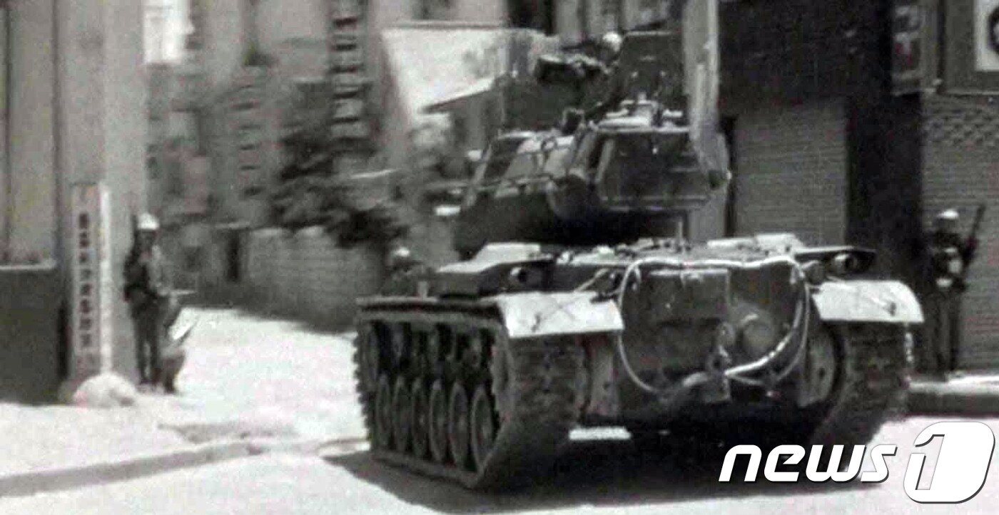 본문 이미지 - 5‧18민주화운동기록관은 9일 오후 국립아시아문화전당에서 5‧18 3단체장과 회원 등이 참석한 가운데 ‘5‧18민주화운동 미공개 영상기록물 상영회’를 개최했다. 기록관이 익명의 수집가로부터 입수한 영상은 1980년 5월 20일부터 6월 1일까지 국군통합병원과 적십자병원 환자 치료 상황, 전남도청 기자회견 등 광주 일대와 근교를 촬영했다. 처음으로 공개되는 이 영상은 이달 10일부터 30일까지 기록관 3층에서 상영된다. 사진은 1980년 5월 광주 도심에서 작전 전개하는 전차. (5‧18민주화운동기록관 제공영상 갈무리)2018.5.9/뉴스1 ⓒ News1 남성진 기자