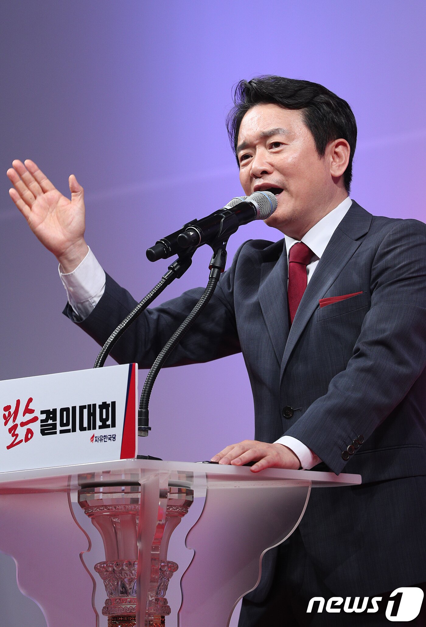 본문 이미지 - 남경필 경기도지사가 9일 오후 경기 안양시 안양실내체육관에서 열린 6·13지방선거 경기도당 필승결의대회에서 필승 결의를 밝히고 있다. 2018.5.9/뉴스1 ⓒ News1 신웅수 기자