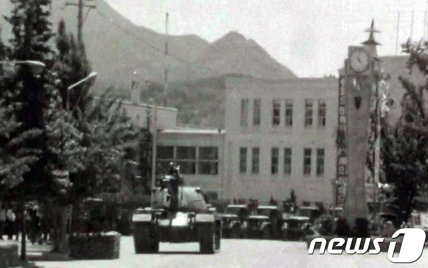 본문 이미지 - 5‧18 민주화운동기록관은 9일 1980년 5월 광주 민중항쟁을 기록한 영상을 공개했다. 이날 처음으로 공개된 영상은 80년 5월20일부터 6월1일까지 국군통합병원과 적십자병원 환자 치료 상황, 전남도청 기자회견 등 광주 일대와 근교를 촬영한 기록이다. 사진은 전남도청을 장악한 계엄군의 모습.(5.18민주화운동기록관 제공 영상 캡처)2018.5.9/뉴스1 ⓒ News1 박준배 기자