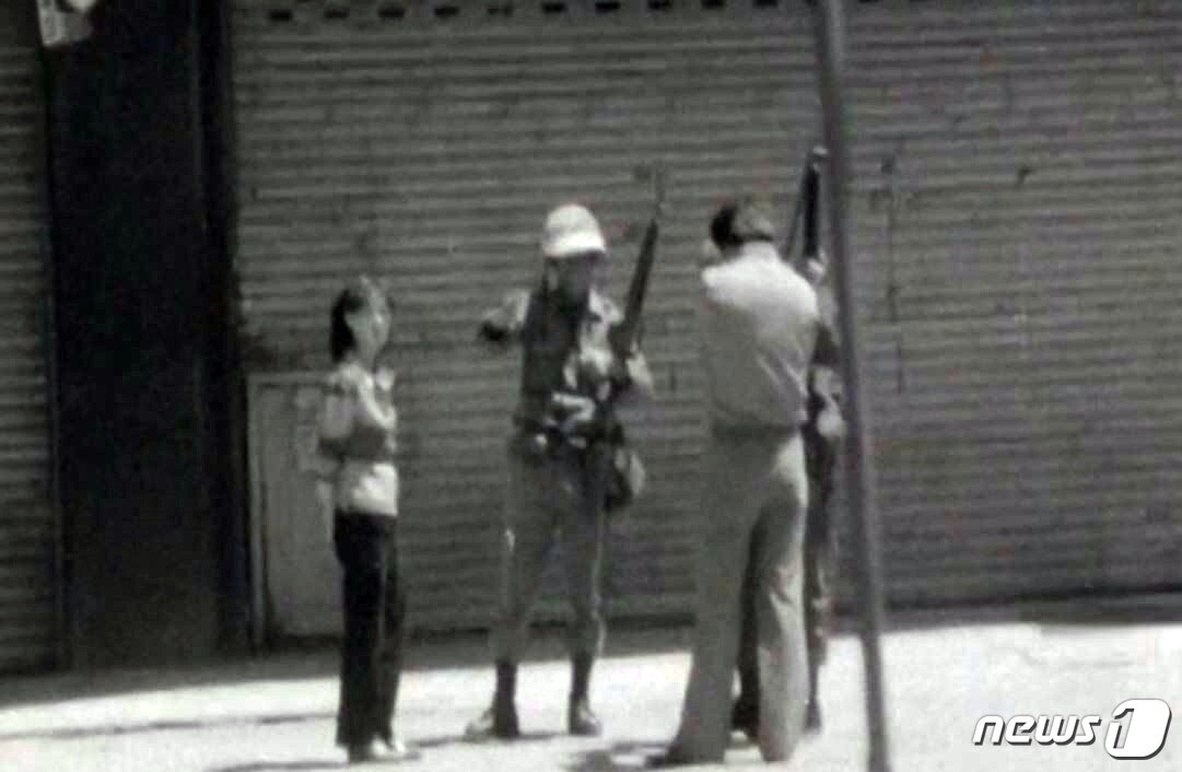 본문 이미지 - 5‧18 민주화운동기록관이 2018년 공개한 1980년 5월 광주 민중항쟁을 기록한 영상 캡처본. 사진은 검문 중인 계엄군과 그에 잡힌 시민들의 모습.ⓒ News1DB