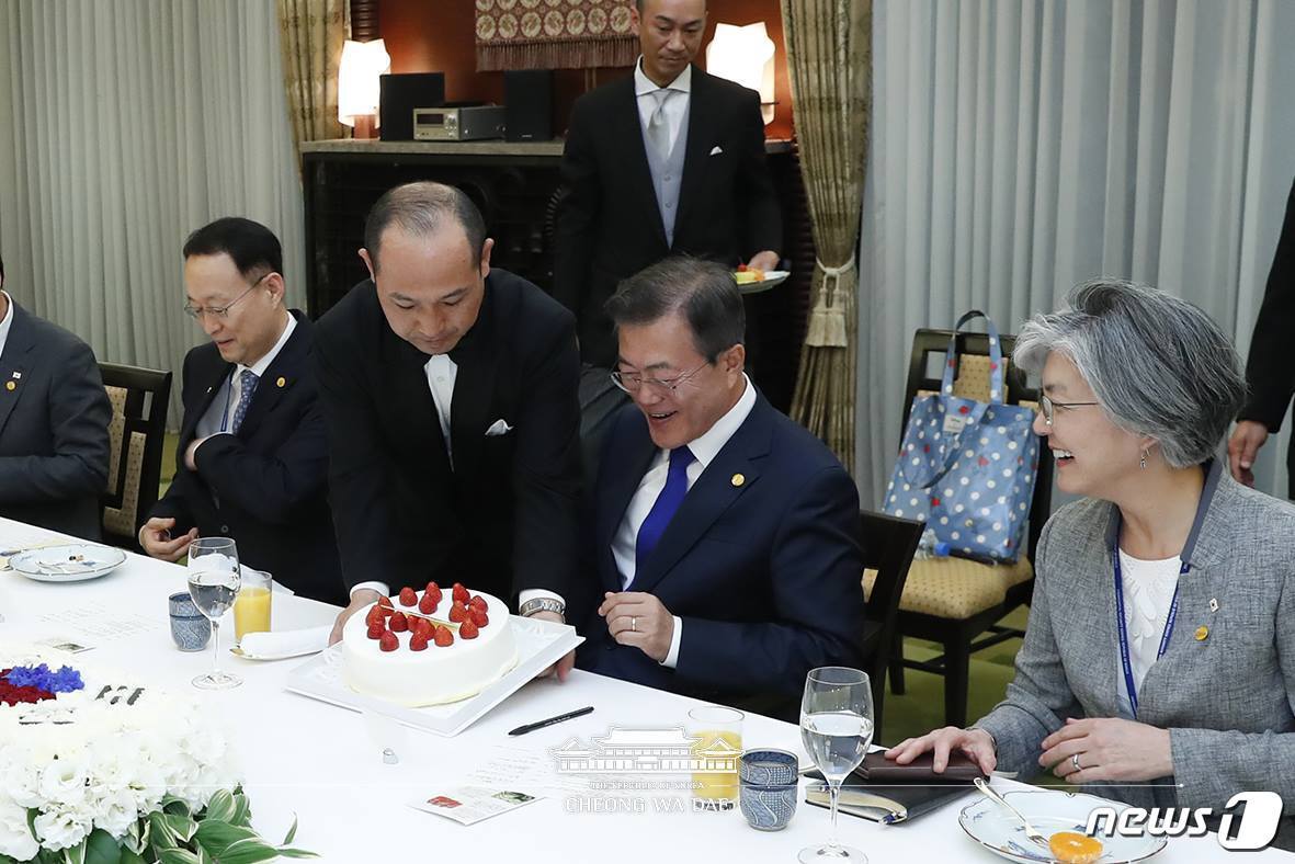 본문 이미지 - 2018년 5월9일 오후 일본 도쿄 총리관저에서 열린 한일정상회담 오찬에서 문재인 대통령이 아베 신조 일본 총리로부터 대통령 취임 1주년 기념 케이크를 받고 있다. (청와대 페이스북) 2018.5.9/뉴스1