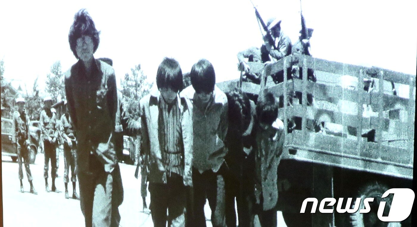 본문 이미지 -  1980년 5월 광주 시민들의 모습.(5.18민주화운동기록관 상영 영상 갈무리)ⓒ News1db